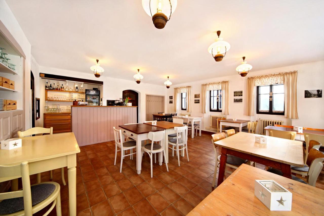 Restaurace A Penzion Jilm イレムニツェ エクステリア 写真