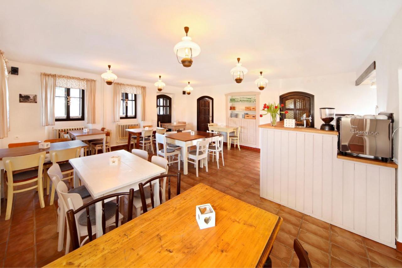 Restaurace A Penzion Jilm イレムニツェ エクステリア 写真